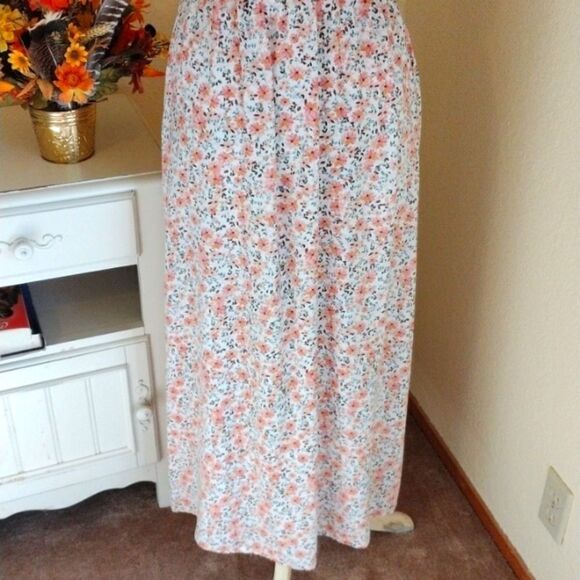 Heart & Heels Maxi Dress - Picture 6 of 11
